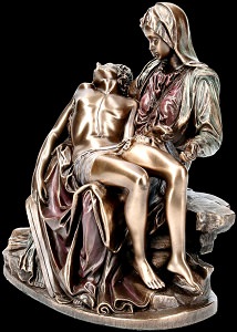 Ikoniske "Pieta" figur inspireret af Michelangelos mesterværk.